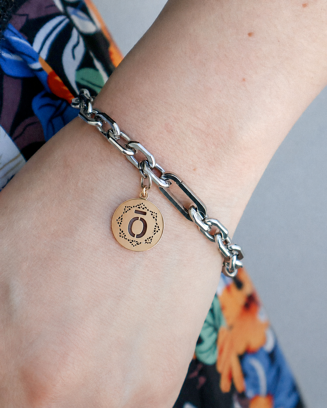 Charm NFC puesto en pulsera de cadena gruesa