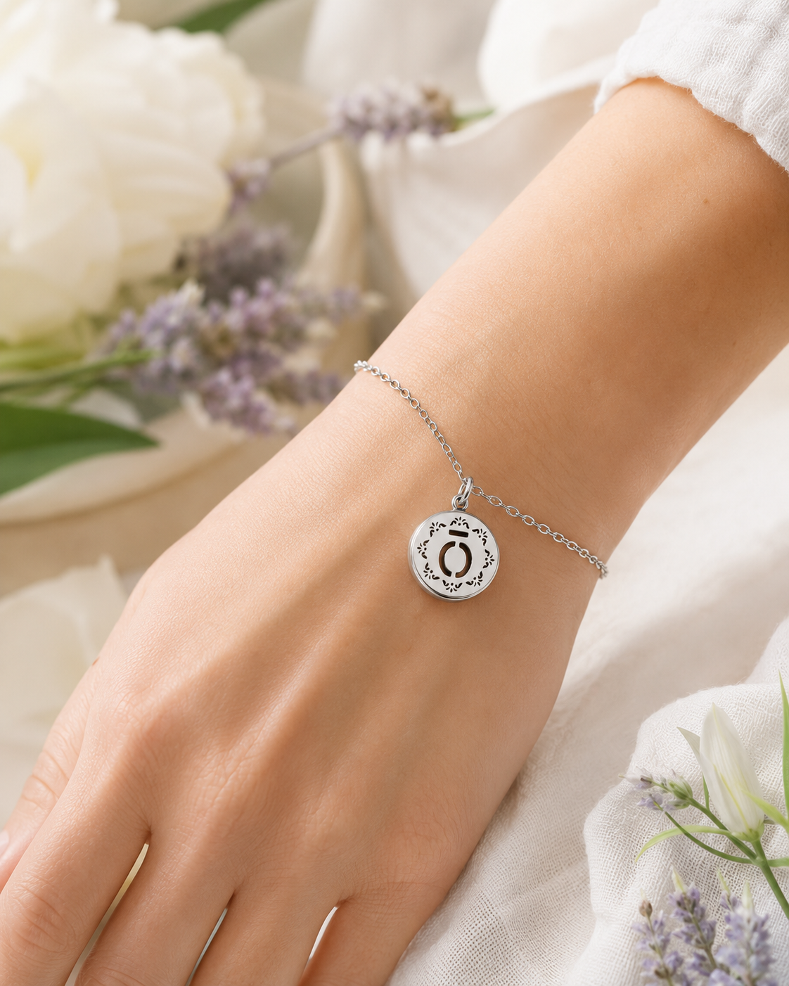 Charm NFC puesto en pulsera de plata