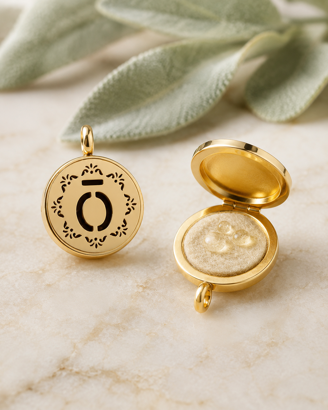 Charm NFC cerrado y abierto con cojincillo aromático, fondo salvia