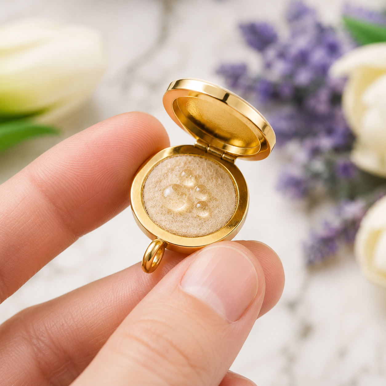 Charm NFC abierto sostenido en mano, fondo de flores